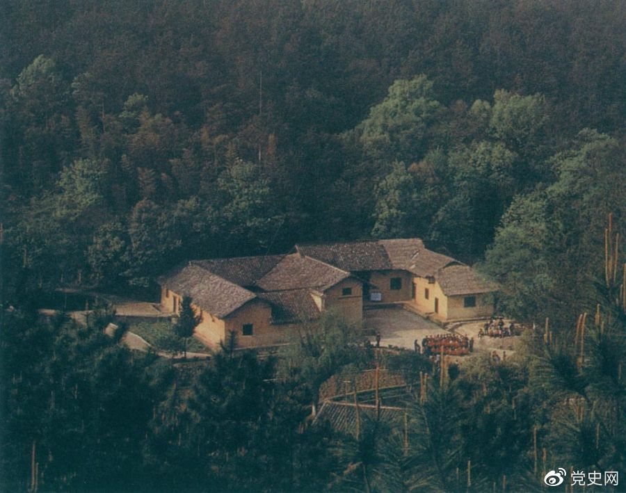 毛澤東故居——湖南省湘潭縣韶山?jīng)_上屋場。1893年12月26日，毛澤東在這里誕生。