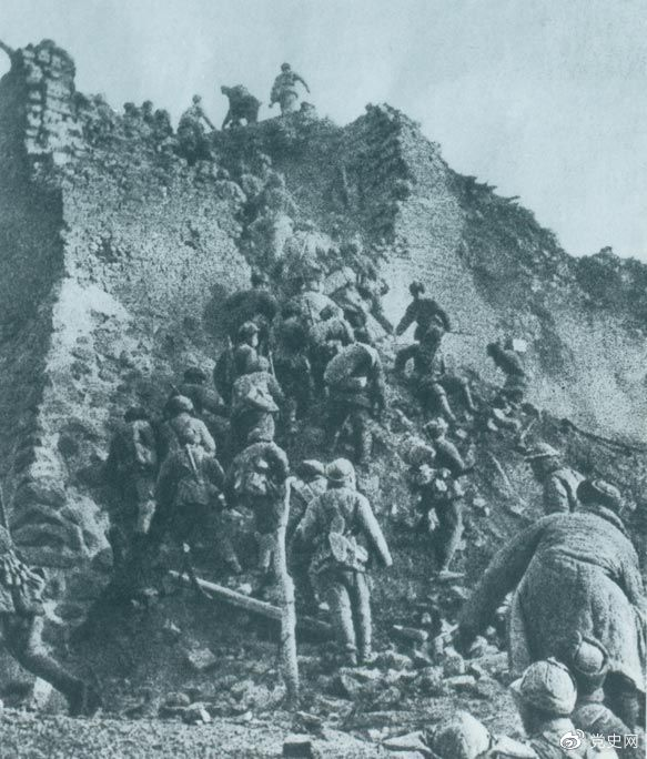 1948年12月，人民解放軍向新保安守敵發(fā)起攻擊。這是解放軍戰(zhàn)士登上新保安城頭。 