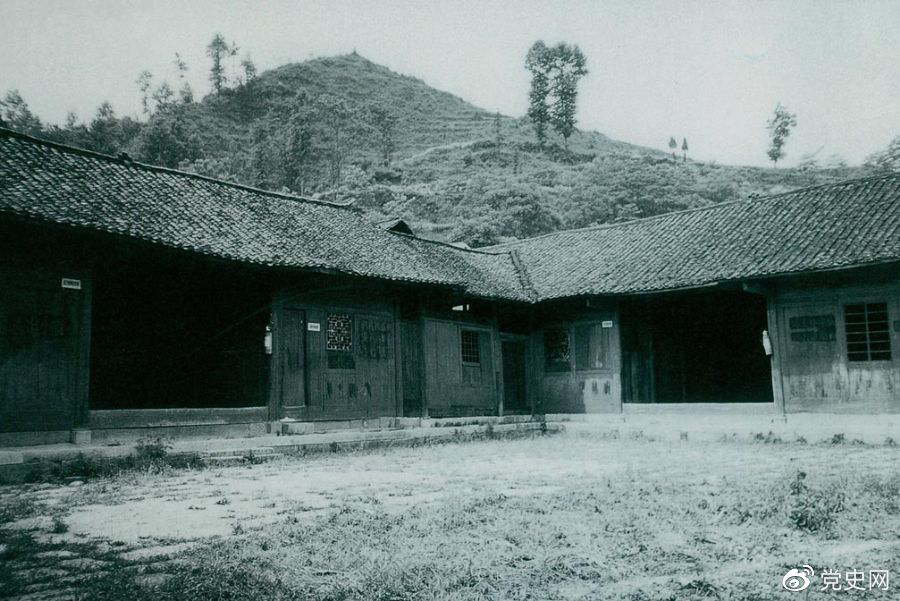 1934年11月26日,中1934年11月26日,中共湘鄂川黔邊臨時(shí)省委、省軍區(qū)在大庸(今張家界)成立(后遷至湖南永順?biāo)P丁家院),任弼時(shí)任省委書(shū)記兼省軍區(qū)政治委員。圖為湖南永順?biāo)P丁家院中共湘鄂川黔邊臨時(shí)省委、省軍區(qū)舊址。共湘鄂川黔邊臨時(shí)省委、省軍區(qū)在大庸(今張家界)成立(后遷至湖南永順?biāo)P丁家院),任弼時(shí)任省委書(shū)記兼省軍區(qū)政治委員。圖為湖南永順?biāo)P丁家院中共湘鄂川黔邊臨時(shí)省委、省軍區(qū)舊址。