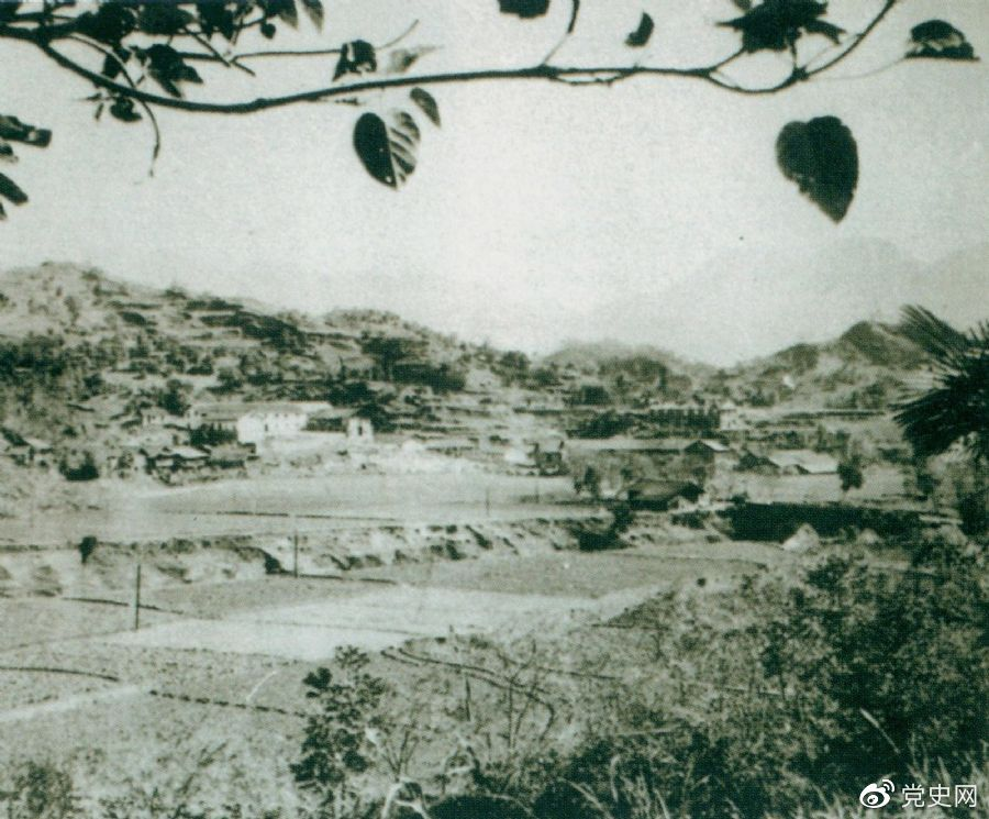 　　湖南桑植縣劉家坪。1935年11月19日，任弼時、賀龍和關(guān)向應(yīng)從這里率部突圍進(jìn)行長征。