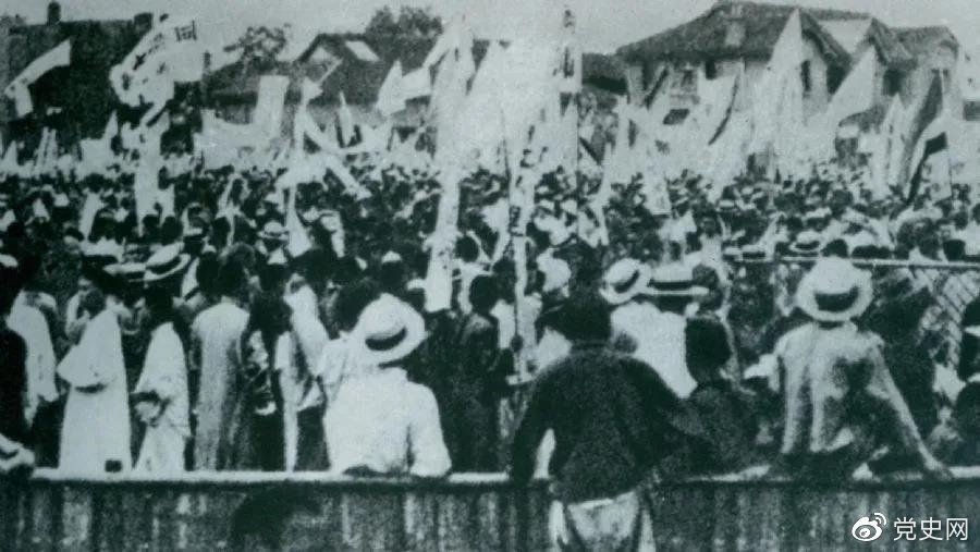 1925年5月30日，上海爆發了反帝愛國的五卅運動，掀起了全國范圍大革命高潮。
