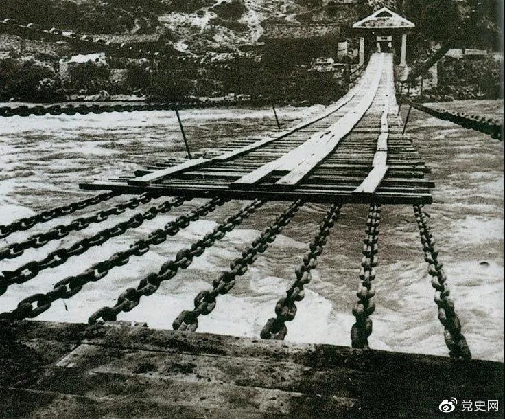 　　1935年5月29日，中央紅軍左縱隊先頭部隊在瀘定橋西頭發起奪橋戰斗，勝利搶占大橋。圖為瀘定橋。