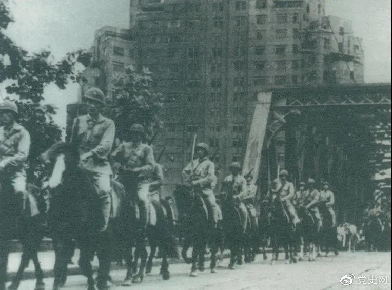 　　1949年5月，人民解放軍殲滅退守上海的敵軍15萬人，解放了這個中國最大的城市。圖為解放軍進駐上海。