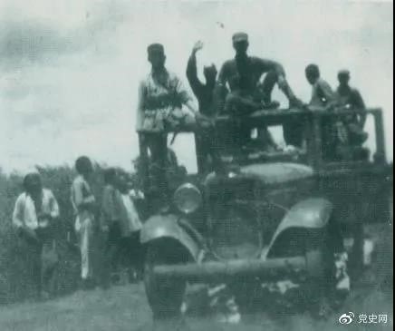 1938年3月31日，129師在邯長公路的響堂鋪伏擊日軍，這是在戰(zhàn)斗中繳獲的汽車。