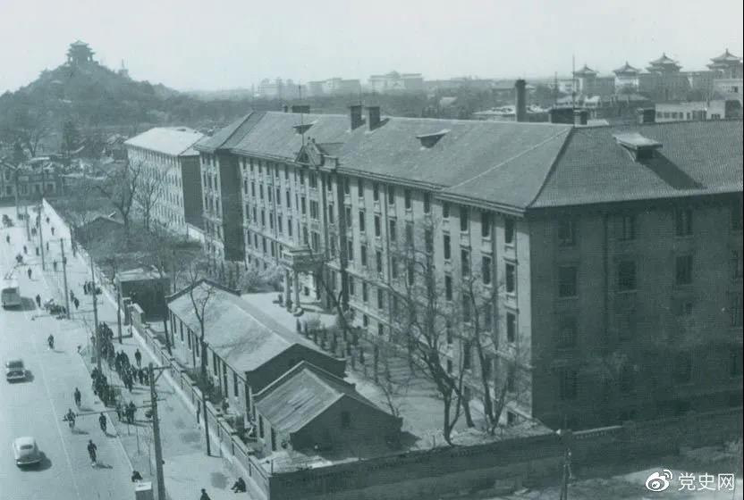 北京大學(xué)紅樓。1918年8月至1919年3月毛澤東在北京期間，曾在這里擔(dān)任圖書館助理員。