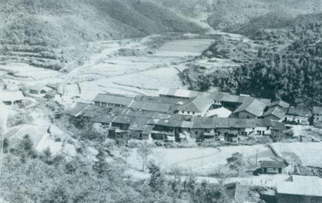 1929年3月14日，毛澤東同朱德指揮紅四軍進(jìn)攻長(zhǎng)嶺寨，殲敵兩千余人，擊斃敵旅長(zhǎng)郭鳳鳴，乘勝占領(lǐng)長(zhǎng)汀城。圖為長(zhǎng)嶺寨。