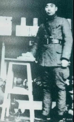 1939年3月10日，周恩來(lái)為新四軍排以上干部作題為《目前形勢(shì)與新四軍任務(wù)》的報(bào)告。