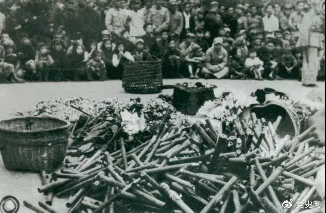 1950年2月24日，政務(wù)院發(fā)出《關(guān)于嚴(yán)禁鴉片煙毒的通令》。圖為政府收繳的煙具和賭具。