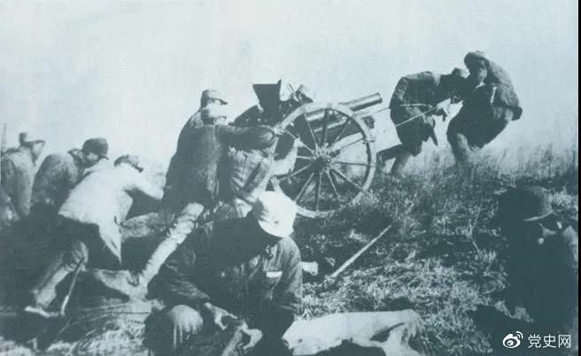 1938年2月22日，129師368旅兩個(gè)團(tuán)在井陘與娘子關(guān)之間的長(zhǎng)生口設(shè)伏，擊斃日軍130余人。圖為八路軍在此役中繳獲的山炮。