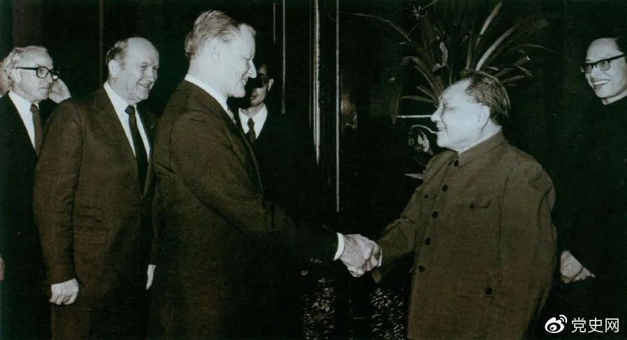 1984年2月22日，鄧小平會(huì)見(jiàn)美國(guó)喬治城大學(xué)戰(zhàn)略與國(guó)際問(wèn)題研究中心代表團(tuán)。