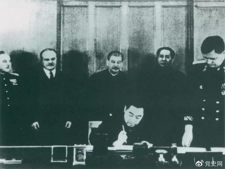 1950年2月14日,毛澤東與斯大林出席在克里姆林宮舉行的《中蘇友好同盟互助條約》簽字儀式。