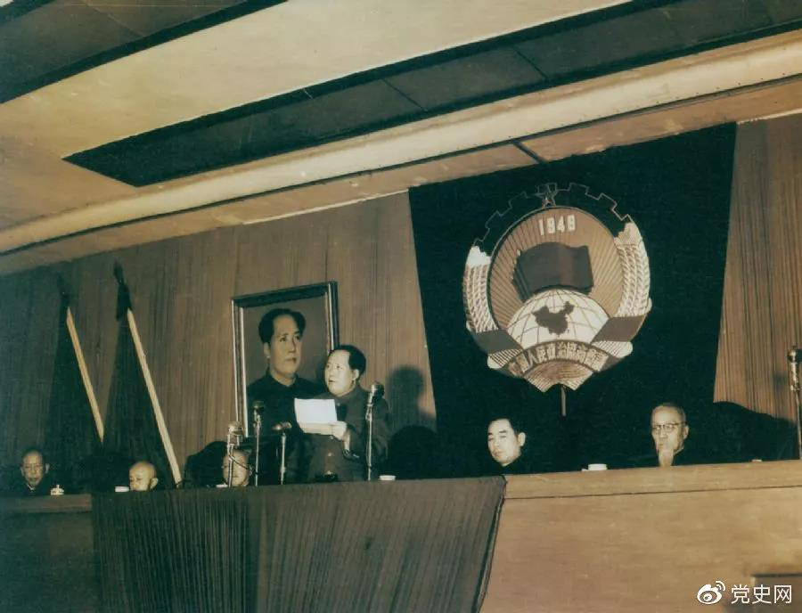 1953年2月7日，毛澤東在中國人民政治協(xié)商會議上發(fā)表講話。