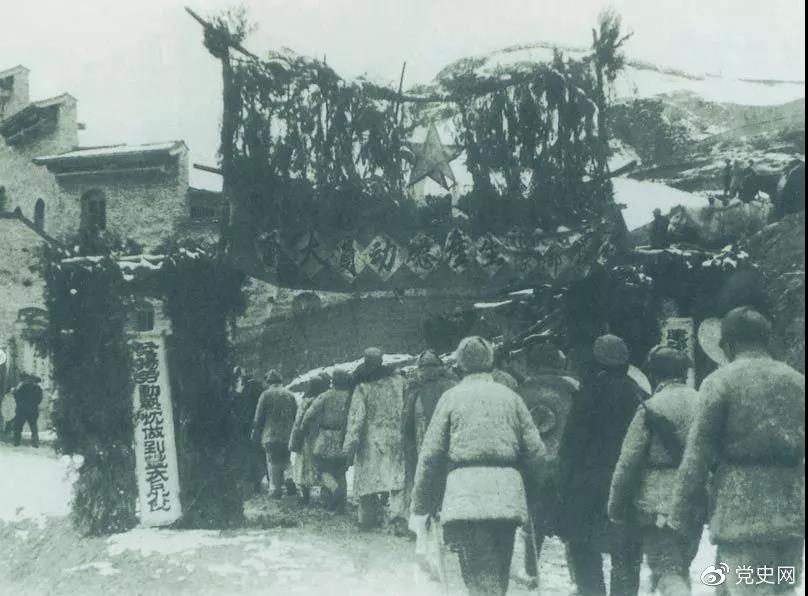 1939年2月2日 中共中央在延安召開(kāi)生產(chǎn)動(dòng)員大會(huì),毛澤東在會(huì)上發(fā)出“自己動(dòng)手”的號(hào)召。圖為參會(huì)人員入場(chǎng)的情景。