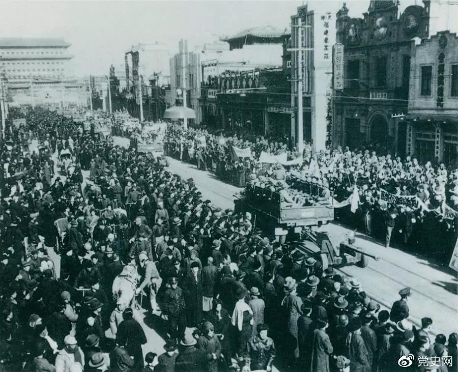 1949年1月31日,北平和平解放。圖為人民解放軍舉行入城式。