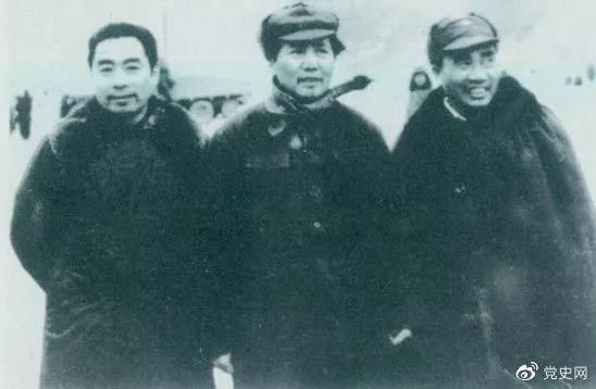 1946年1月27日,周恩來由重慶飛抵延安,參加中共中央書記處會議。圖為毛澤東、朱德、周恩來在機(jī)場留影。
