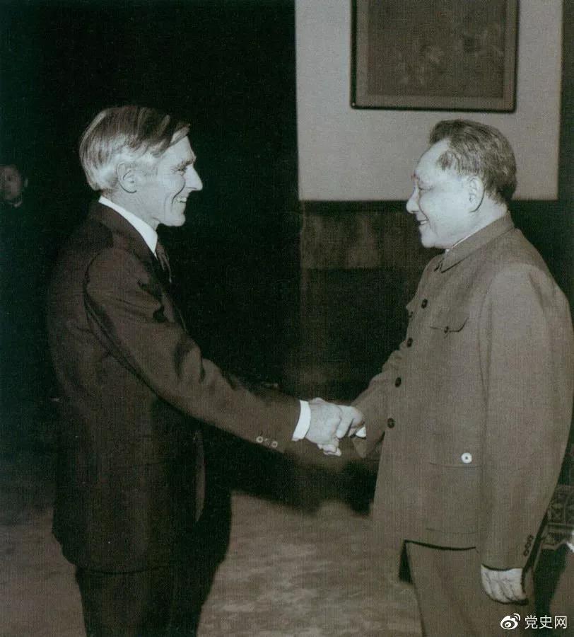 1981年1月26日，鄧小平對(duì)來(lái)訪的澳大利亞外長(zhǎng)斯特里特說(shuō)，我們要寫(xiě)個(gè)文件，主要是總結(jié)建國(guó)以來(lái)的歷史經(jīng)驗(yàn)。