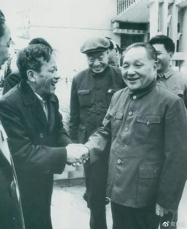 1984年1月25日，鄧小平在深圳經(jīng)濟特區(qū)走訪漁民新村。