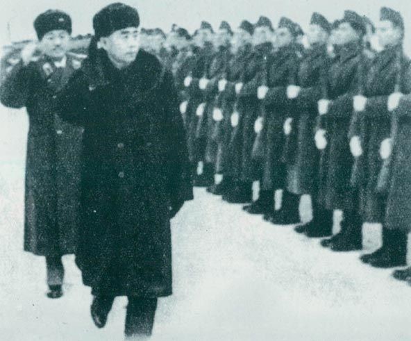 1957年1月16日,周恩來、賀龍檢閱匈牙利人民軍儀仗隊。